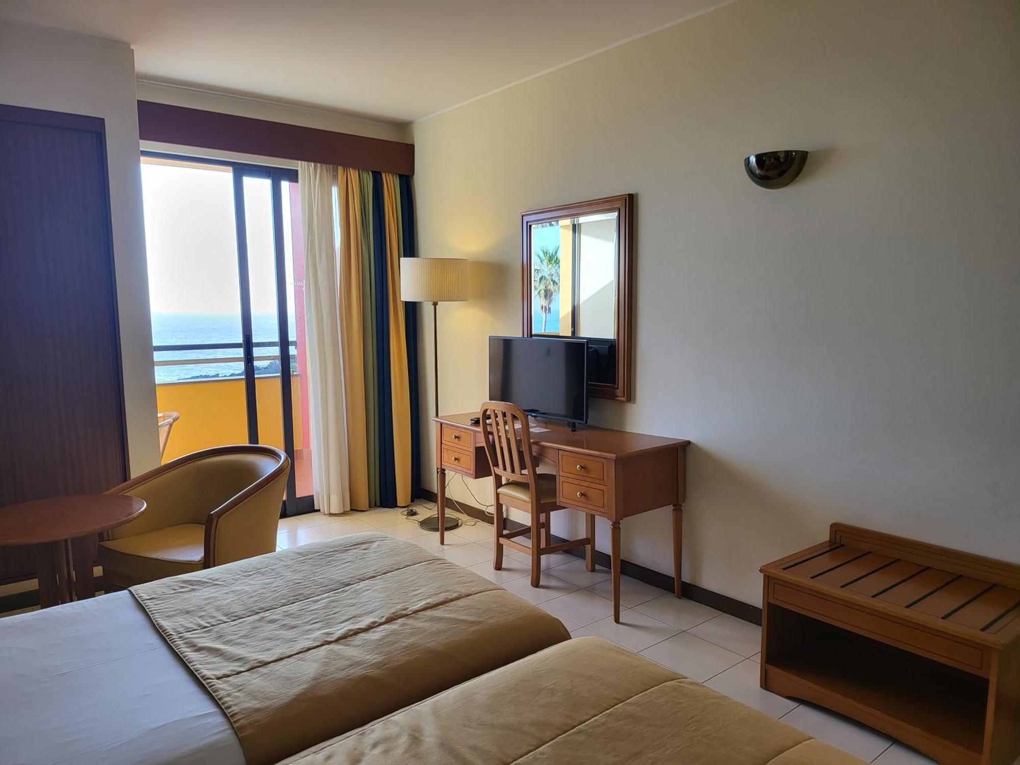 Hotel Cais Da Oliveira Canico  Exterior photo